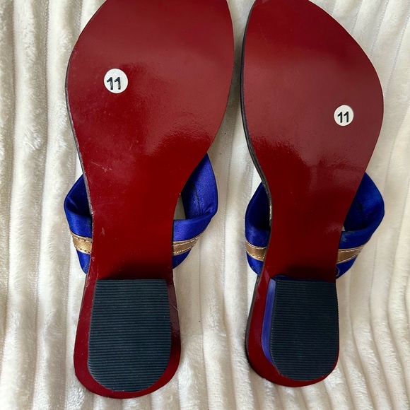 NEW Gold Blue Sandals Cushioned Flip Flops Statement Thumb Strap Size 9 Flats - Picture 8 of 12